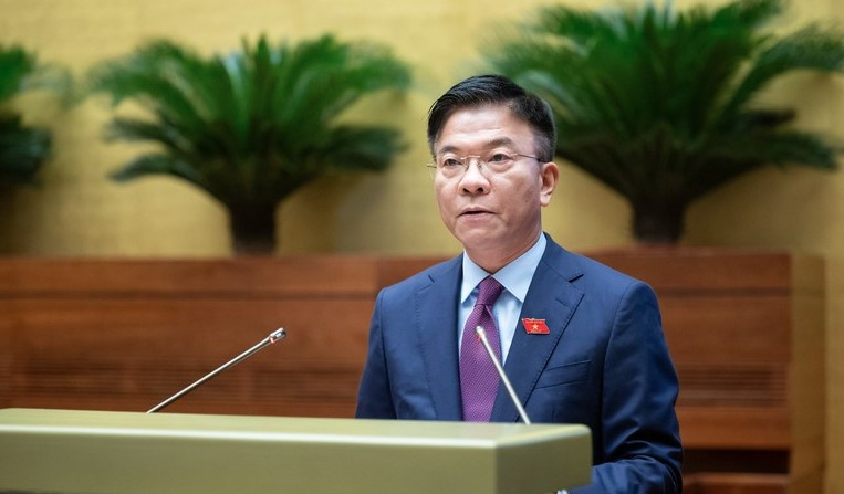 Sửa đổi toàn diện Luật Công chứng, đáp ứng yêu cầu của cuộc sống Phó Thủ tướng Chính phủ, Bộ trưởng Bộ Tư pháp Lê Thành Long trình bày Tờ trình của Chính phủ về dự án Luật Công chứng (sửa đổi) - Ảnh: VGP/LS